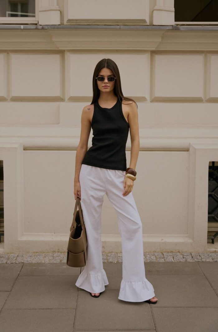 Kremowe spodnie z falbaną