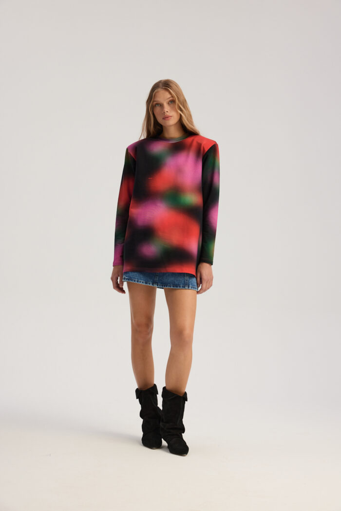 Palmer longsleeve in blurred meadow