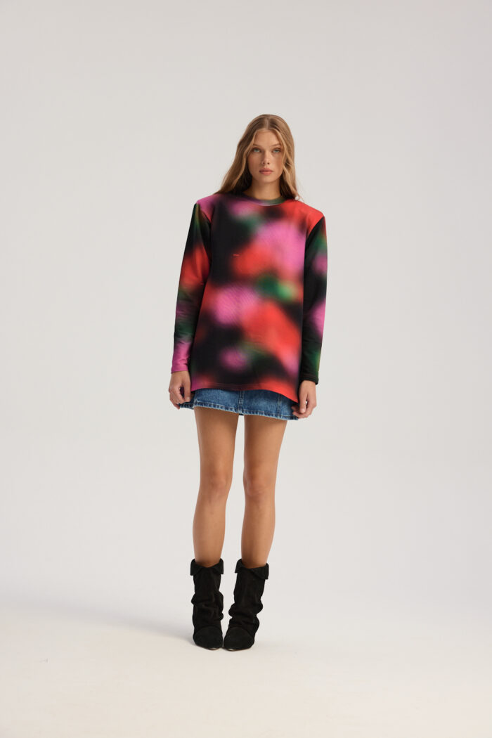 Palmer longsleeve in blurred meadow