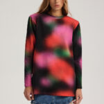 Palmer longsleeve in blurred meadow