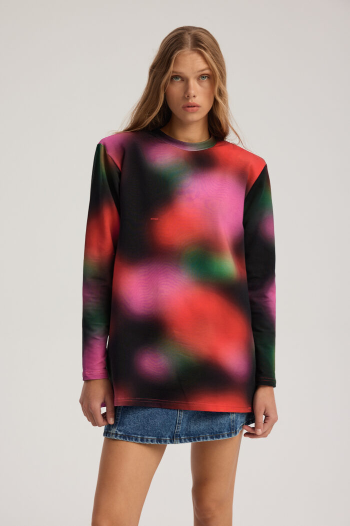 Palmer longsleeve in blurred meadow