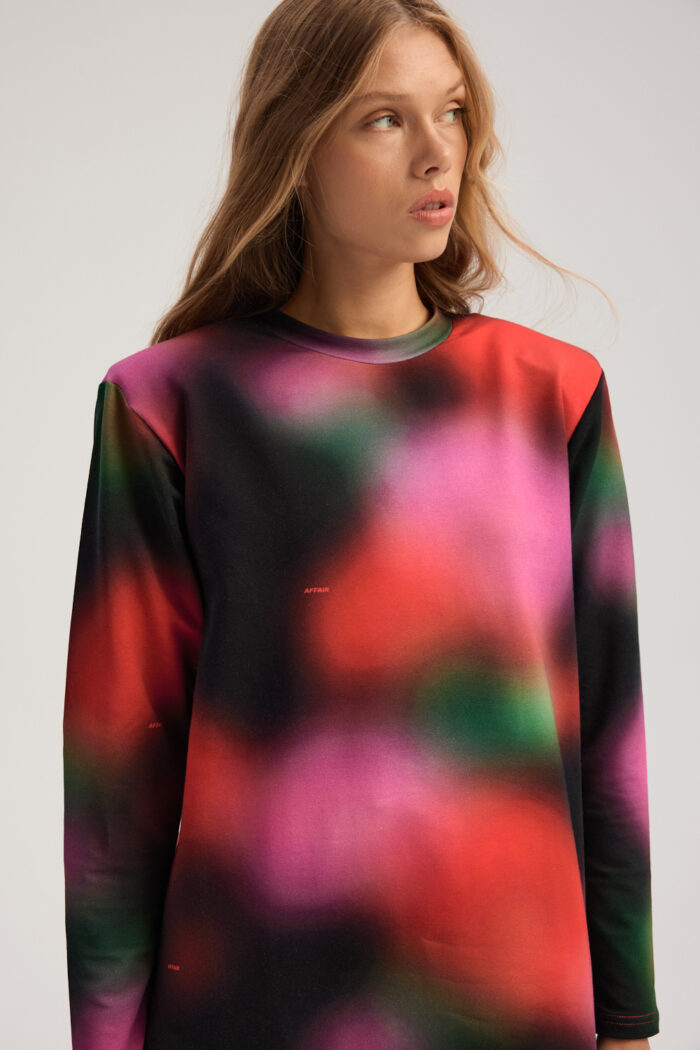 Palmer longsleeve in blurred meadow