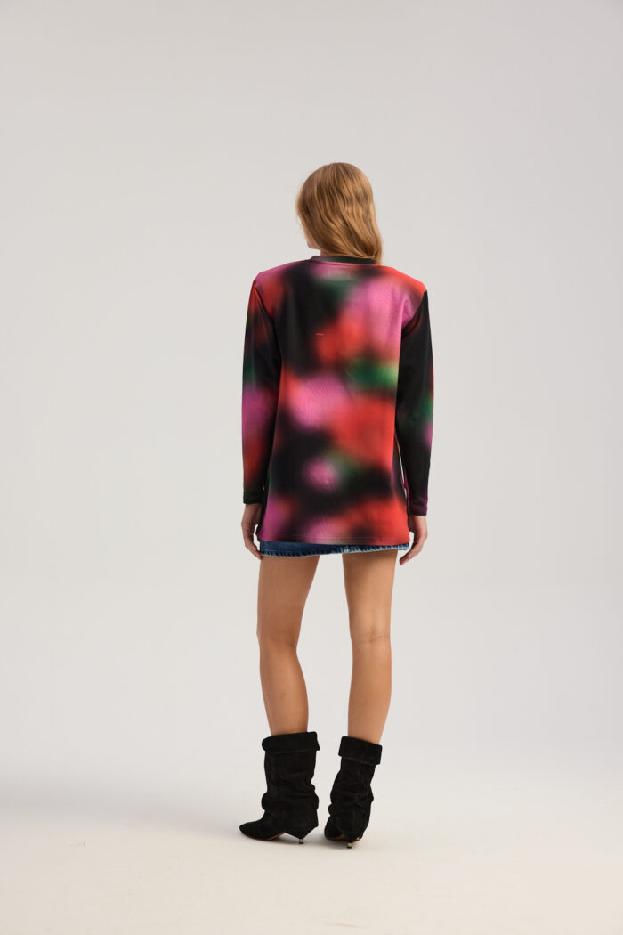 Palmer longsleeve in blurred meadow