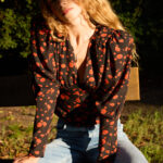 Czarny Top Dolly w drobne maki
